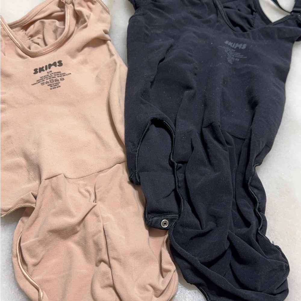 Skims Bodysuit Set in Black and Tan